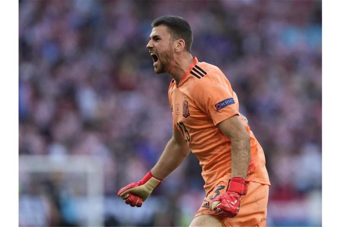 Der neue Heilige: Spanien-Keeper hat es geahnt Feiert nach dem Kroatien-Sieg nun den Halbfinal-Einzug: Spaniens Unai Simón. Foto: Martin Meissner/AP Pool/dpa/Archivbild