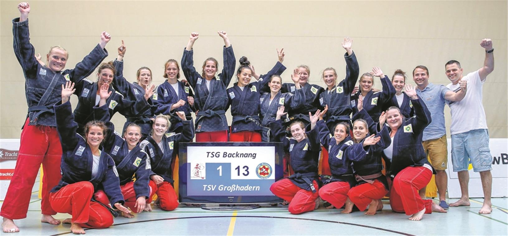 Staffelsieg und Heimvorteil beim Finale Feierten gegen Großhadern einen Kantersieg und wollen nun auch ihren deutschen Meistertitel verteidigen: Backnangs Judo-Frauen um die Trainer Jens Holderle (rechts) und Daniel Strobel. Foto: A. Becher