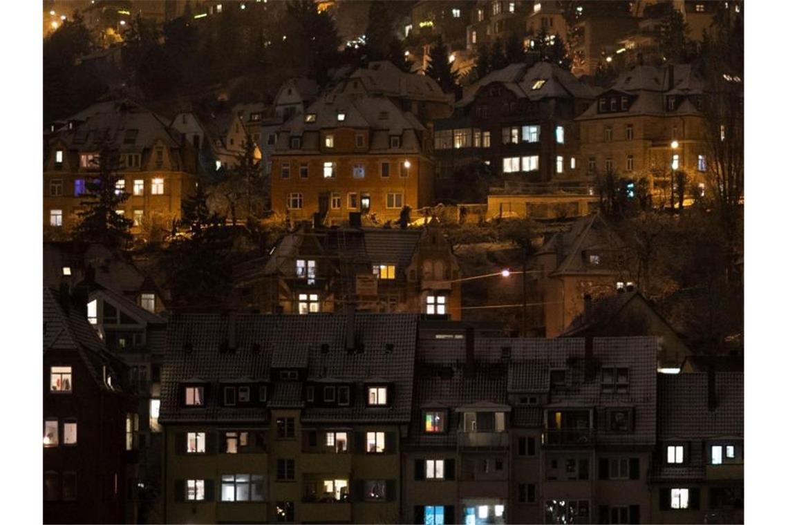 Ausgangsbeschränkungen in mehr als einem Dutzend Kreise Fenster sind in Wohngebäuden am Abend hell erleuchtet. Foto: Marijan Murat/dpa/Archivbild
