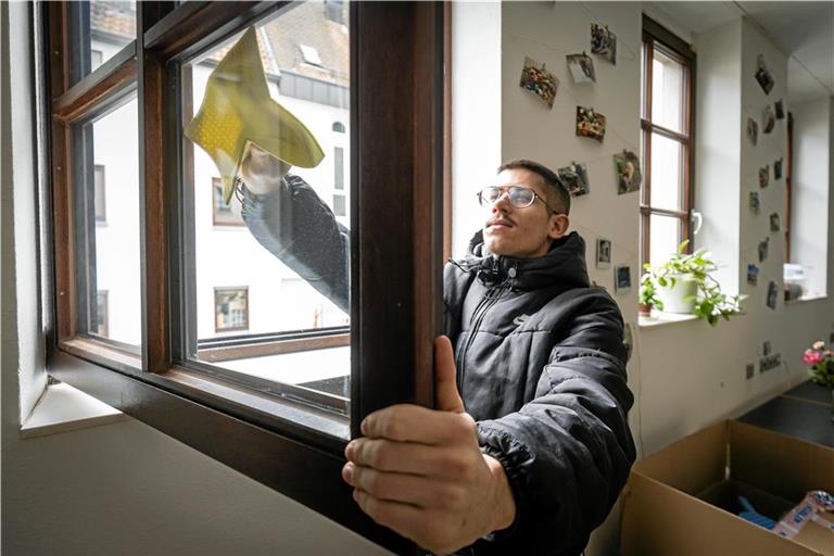 Fensterputzen ist eine der Aufgaben, die Dominik Francomano in der Zukunftswerkstatt Rückenwind übernimmt. Foto: Alexander Becher