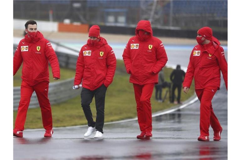 Ferrari-Pilot Sebastian Vettel (2.v.l) beim Track Walk auf dem Nürburgring. Foto: Matthias Schrader/AP/dpa