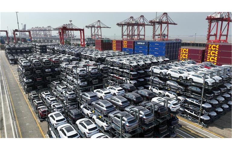 Fertig für den Export nach Europa. Autoverladung im Hafen von Taicang in der ostchinesischen Provinz Jiangsu.