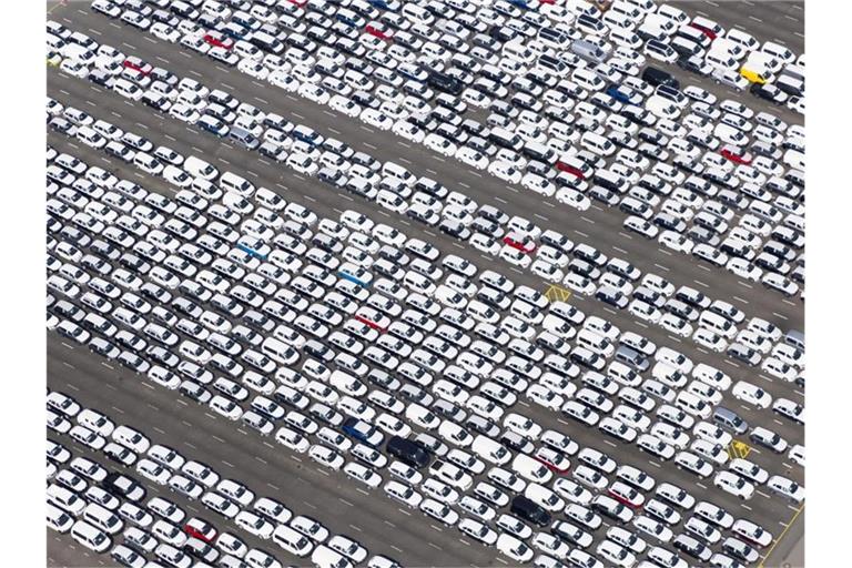 Fertig produzierte Fahrzeuge vor dem Volkswagenwerk in Emden. Foto: Tobias Bruns/dpa