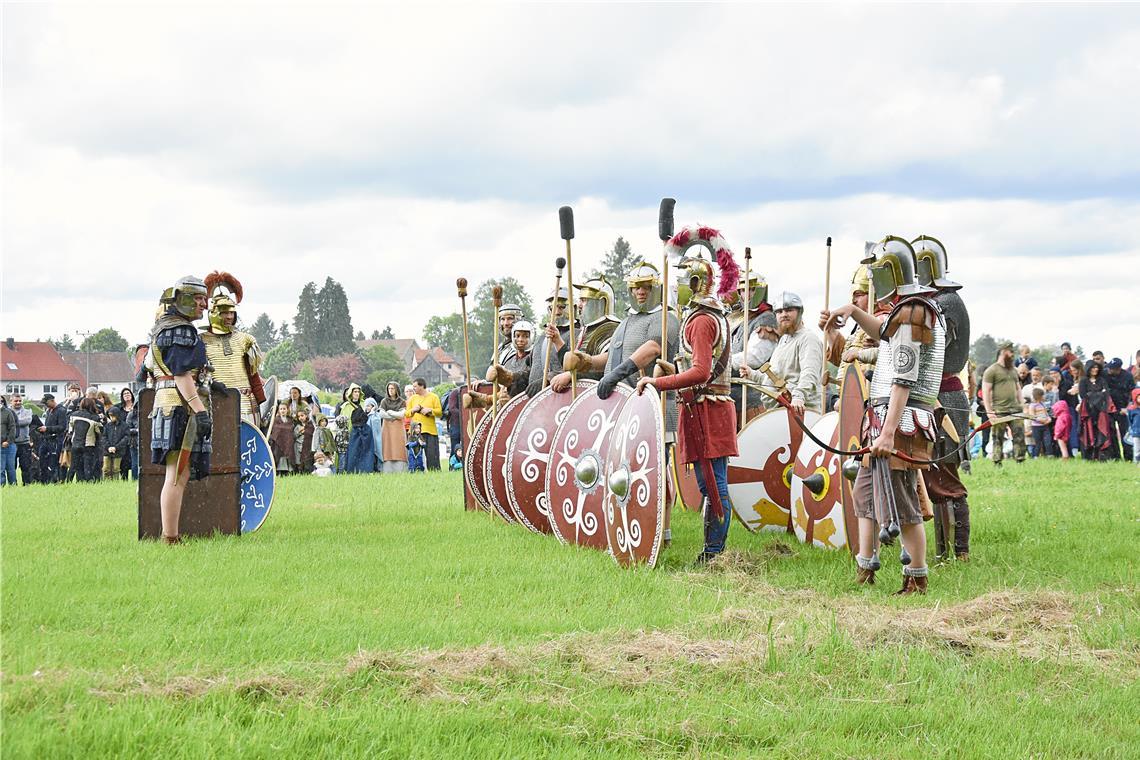 Fertigmachen zum Kampf gegen die Kelten auf dem Schlachtfeld vor Grab: Die Römer...