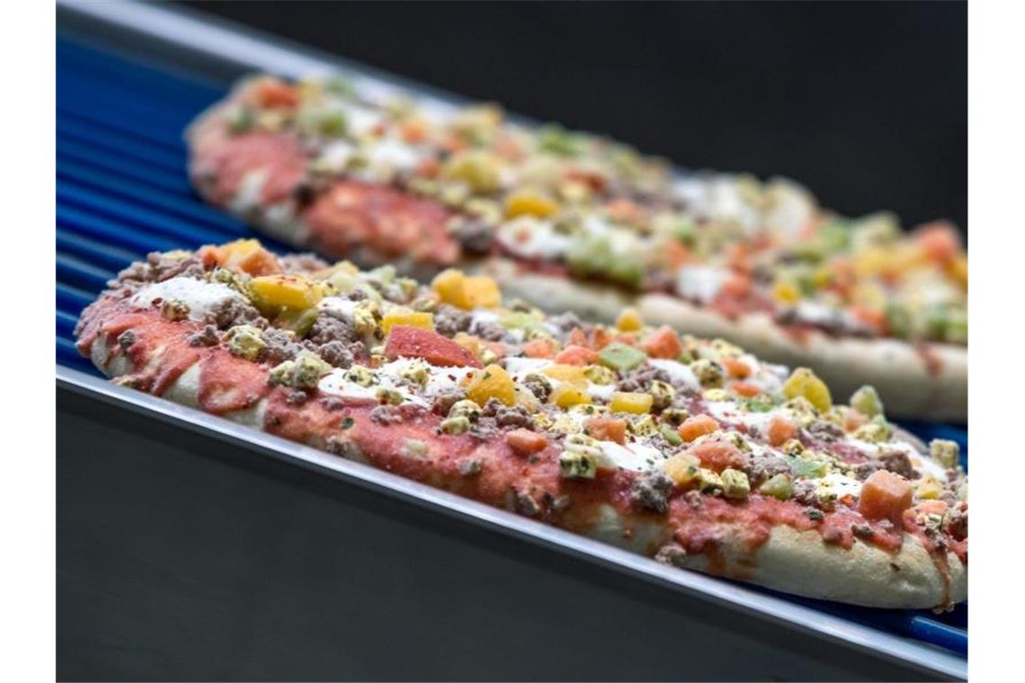 Fertiggerichte verleiten zum Zugreifen und machen dick Fertigpizza: Die Zahl der Übergewichtigen steigt, mittlerweile gilt hierzulande jeder zweite Erwachsene als zu dick. Foto: Jens Büttner