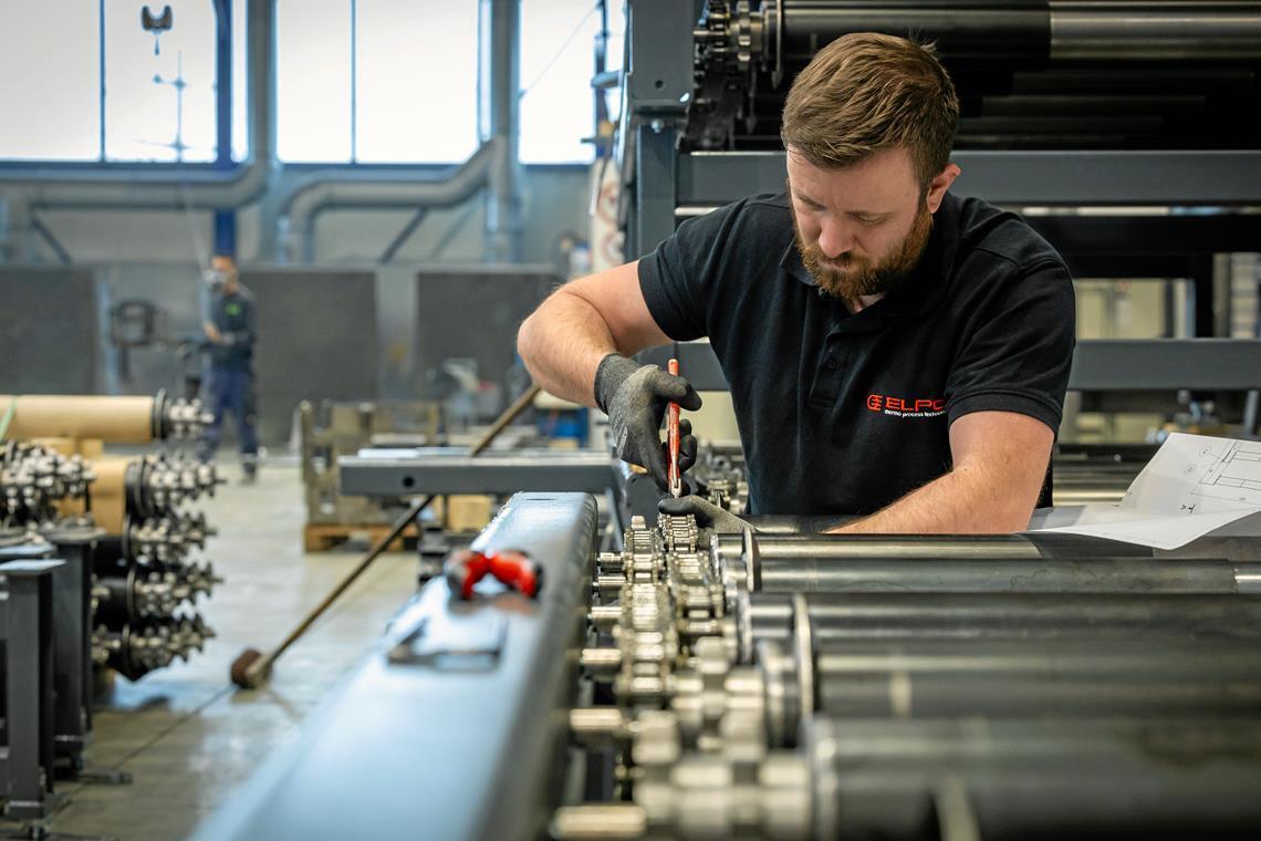 Fertigungsplaner Daniel Holzwarth tüftelt an der neuesten Elpo-Sondermaschine. Foto: Alexander Becher