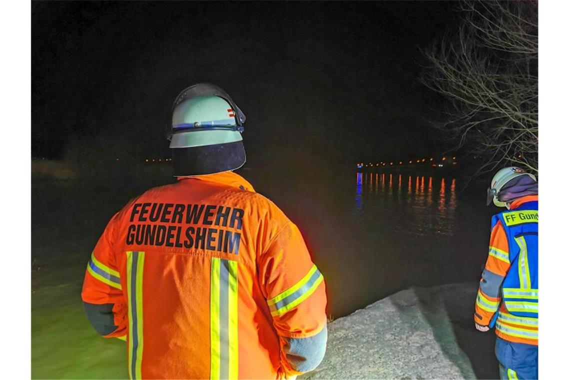 Feruwehrleute suchen nach einem untergegangenen Luxus-Auto im Neckar. Foto: Julian Buchner/Einsatz-Report24/dpa/Archivbild