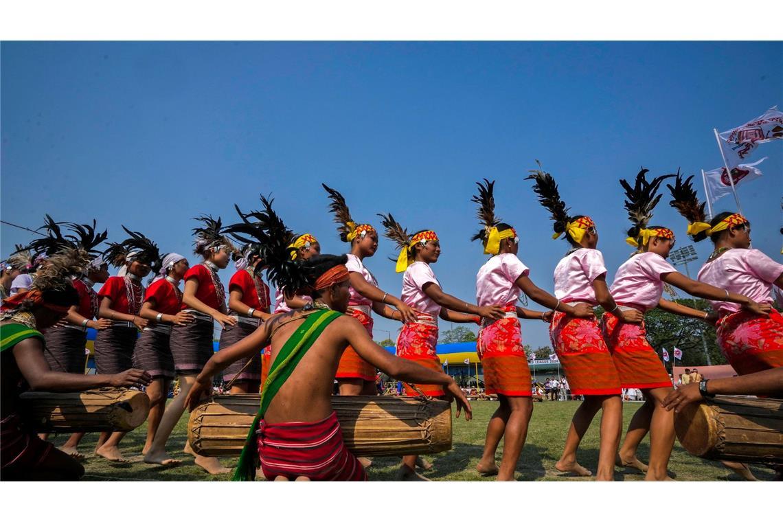 Fest für den Frühling: Mädchen vom Stamm der Garo führen einen Tanz in der indischen Region Assam auf. Das traditionelle Bihu-Fest läutet das assamesische Neujahr ein.