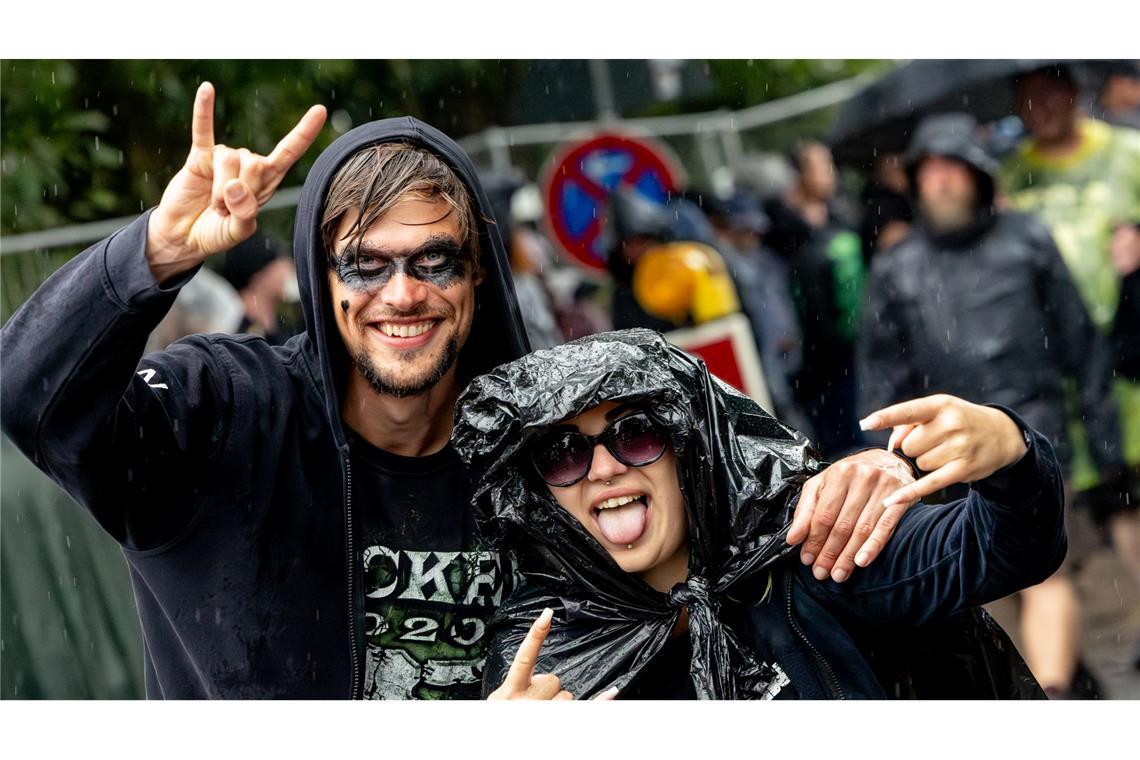 Festivalbesucher feiern beim Wacken Open im strömenden Regen.