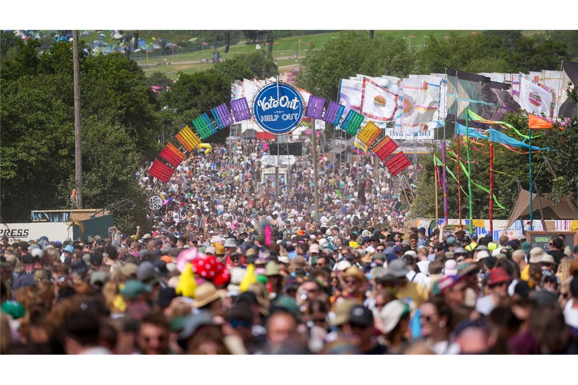 Festivalbesucher kommen zum Glastonbury Festival.