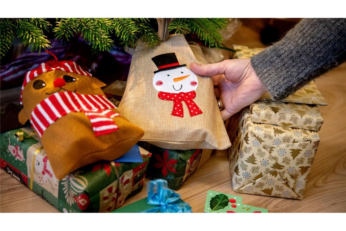 Festliche Vorfreude: Baum mit Geschenken