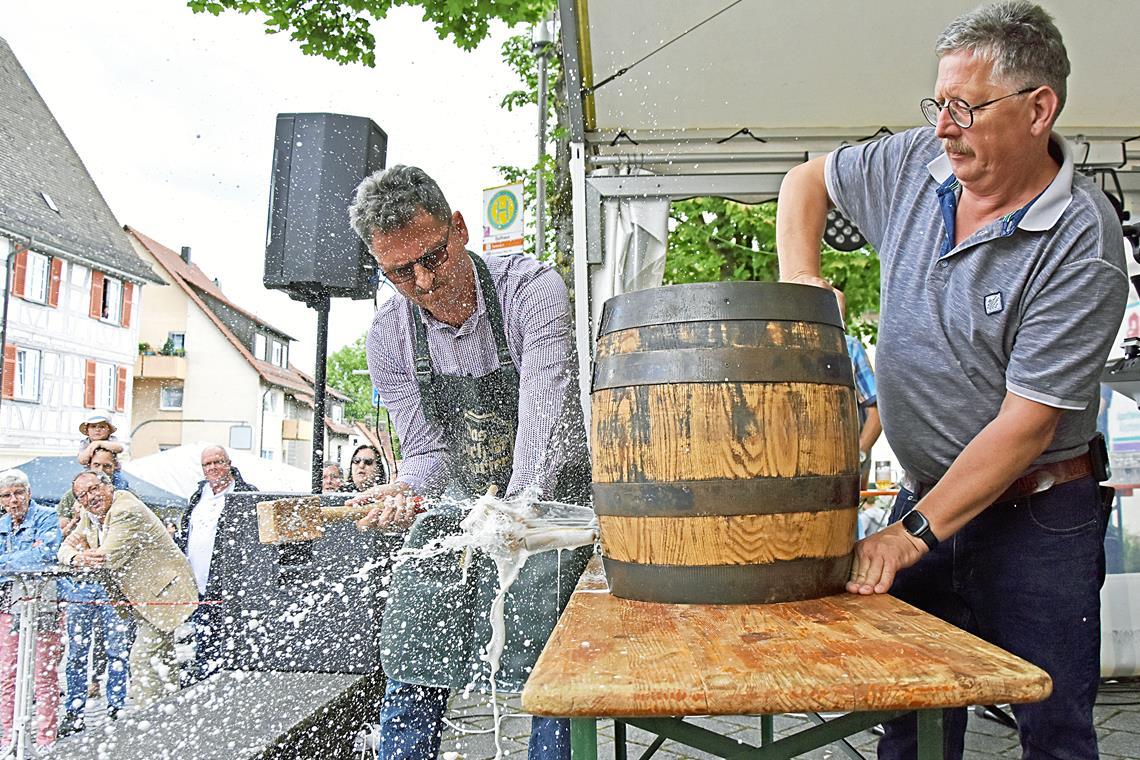 Feuchtfröhlicher Beginn: Bürgermeister Frank Hornek (vorne links) eröffnet das 46. Bürgerfest Kirchberg mit dem Fassanstich. Foto: Tobias Sellmaier