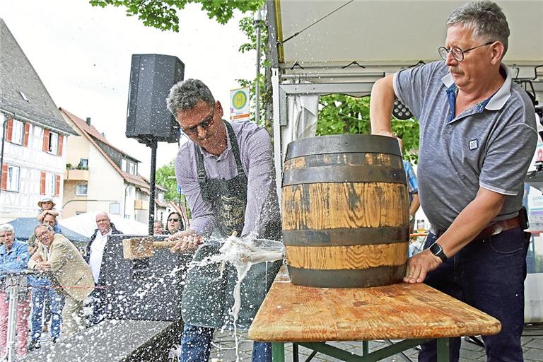 Feuchtfröhlicher Beginn: Bürgermeister Frank Hornek (vorne links) eröffnet das 46. Bürgerfest Kirchberg mit dem Fassanstich. Foto: Tobias Sellmaier