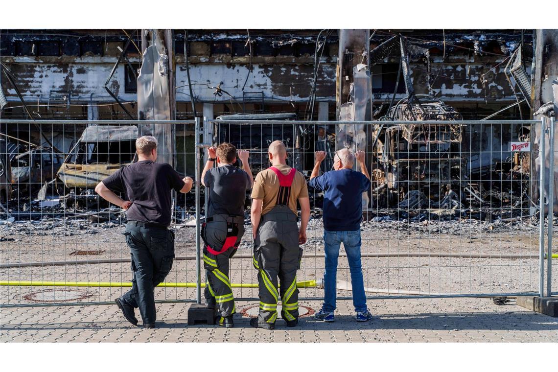 Feuer bei der Feuerwehr - Einsatzkräfte vor den Überresten ihres neuen Gerätehauses