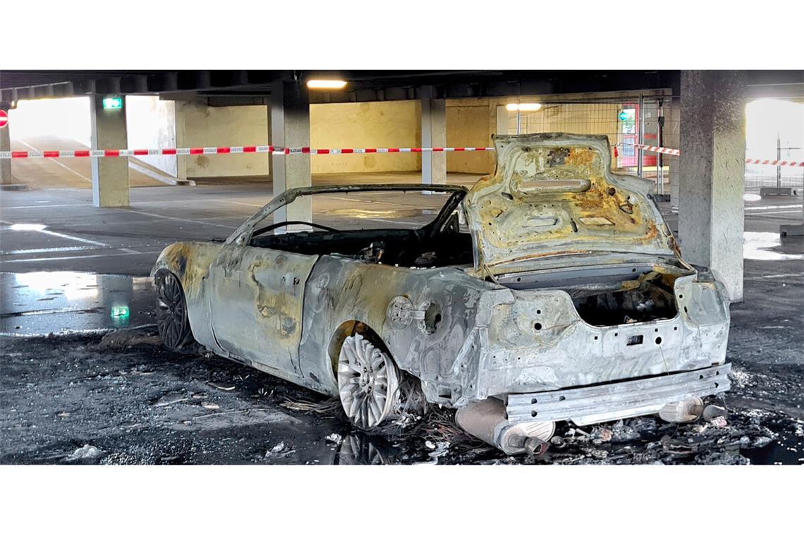 Feuer im Parkhaus P 7: Das Ford Mustang Cabrio ist wohl nicht mehr zu retten.