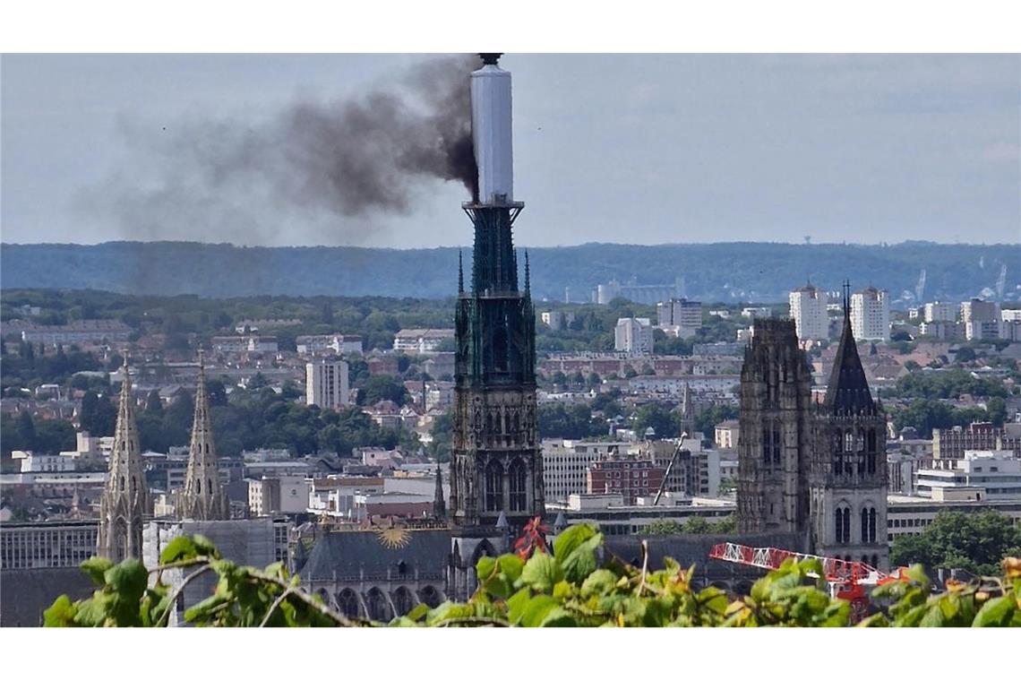 Feuer im Turm der Kathedrale von Rouen