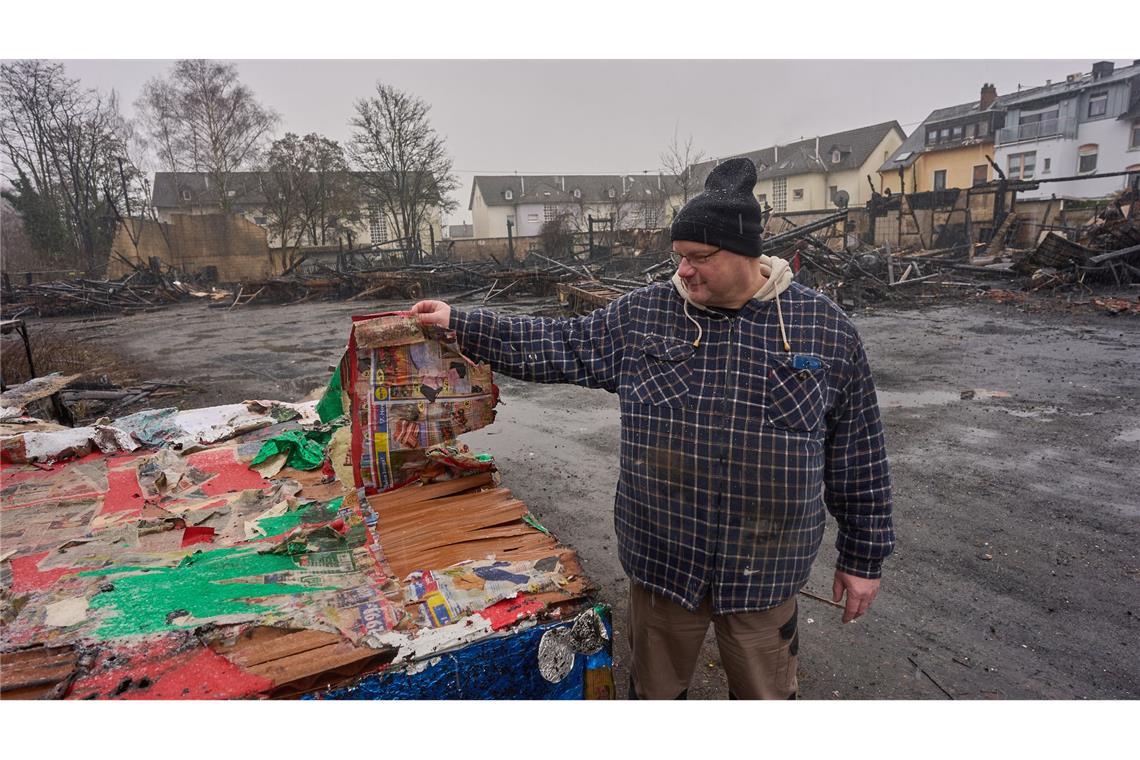 Feuer in Neuwied -  Karnevalswagen und Bühnenbild verbrannt