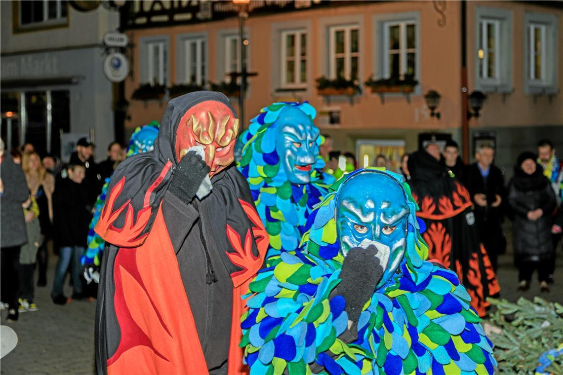 Feuerbarthl und Wasserfratz werden von den Murreder Henderwäldlern selbst hergestellt. Die Masken werden vom Maskenschnitzer gefertigt. Archivfoto: Stefan Bossow