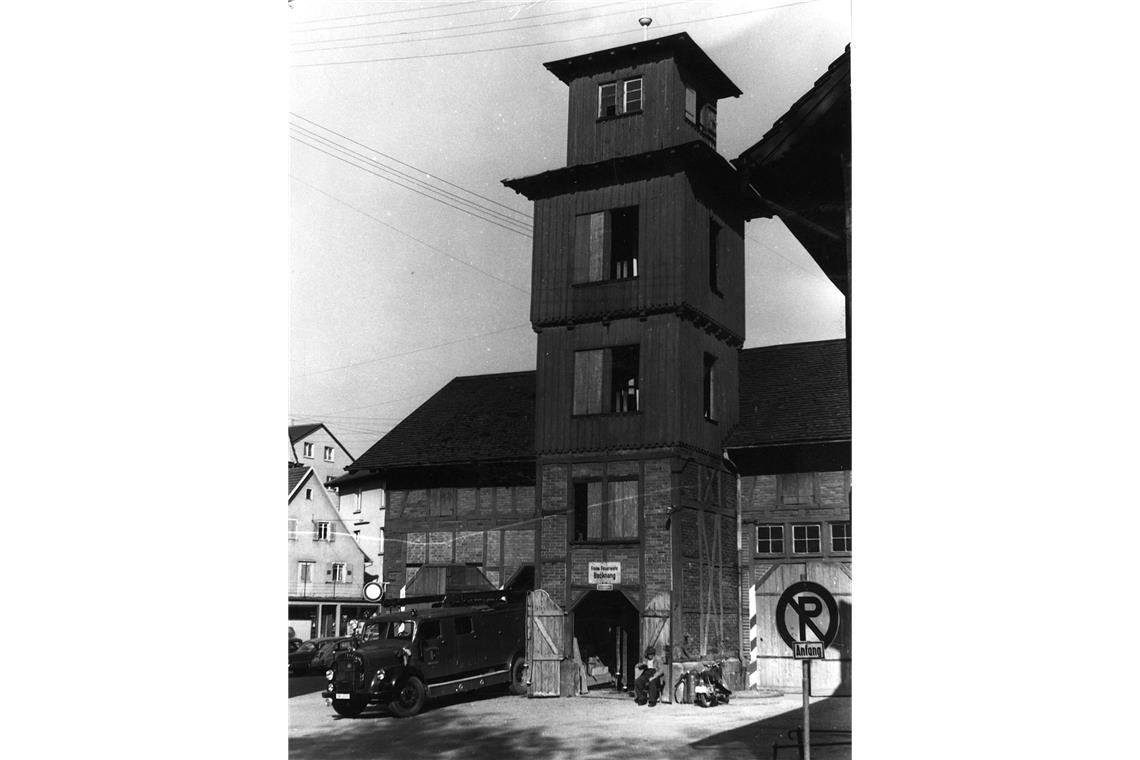 Feuerspritzenremise mit Trockenturm (Steigerturm) in den 1950er-/60er-Jahren.