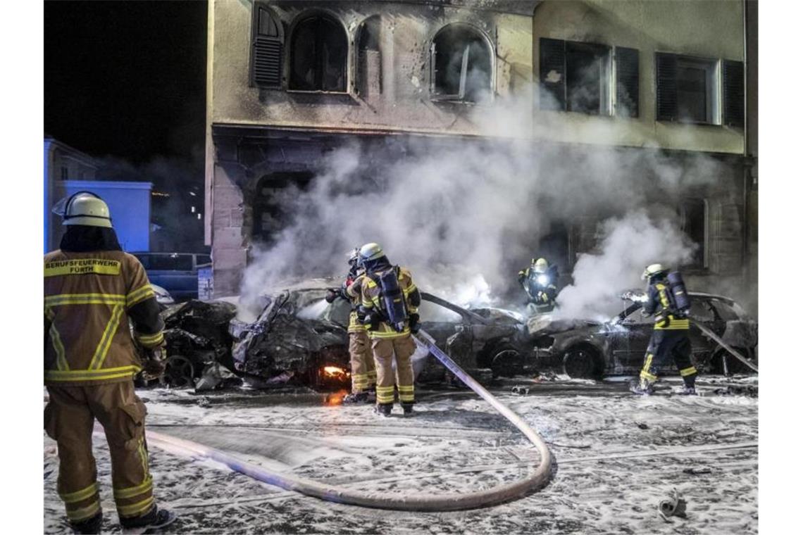 Weiter Ursachenforschung nach Verwüstungs-Fahrt in Fürth Feuerwehleute sind nach der Chaosfahrt im Einsatz. Foto: Berufsfeuerwehr Fürth/dpa