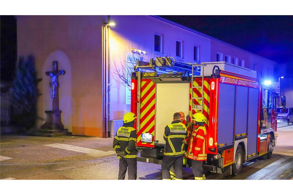 Feuerwehr am Abend im Einsatz (Symbolbild)