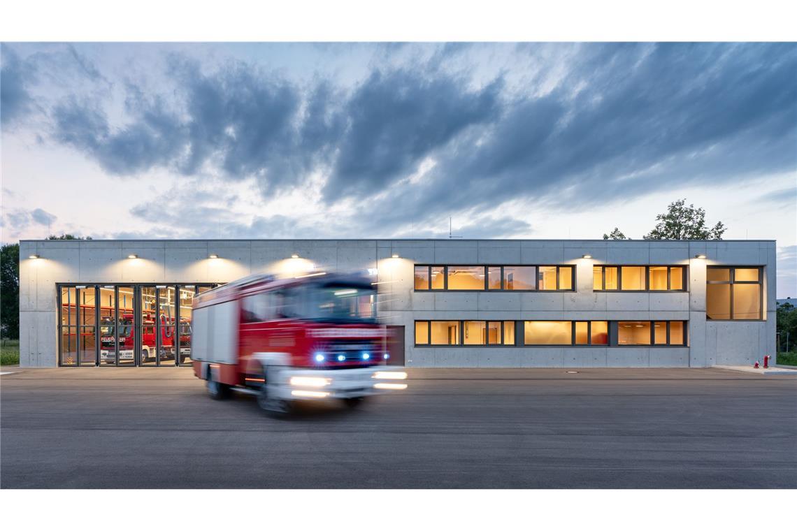 Feuerwehr Bad Boll. Das Gebäude fungiert zugleich als Sitzungsort für den Gemeinderat und als Steuerzentrale im Katastrophenfall. Die Architektenkammer Baden-Württemberg verlieh  dem Projekt die Auszeichnung „Beispielhaftes Bauen 2021“.