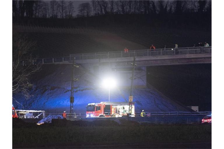 Feuerwehrfahrzeuge bei dem verunglückten Zug bei Auggen. Foto: Patrick Seeger/dpa