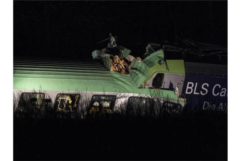 Feuerwehrfahrzeuge bei dem verunglückten Zug nahe Auggen. Foto: Patrick Seeger/dpa