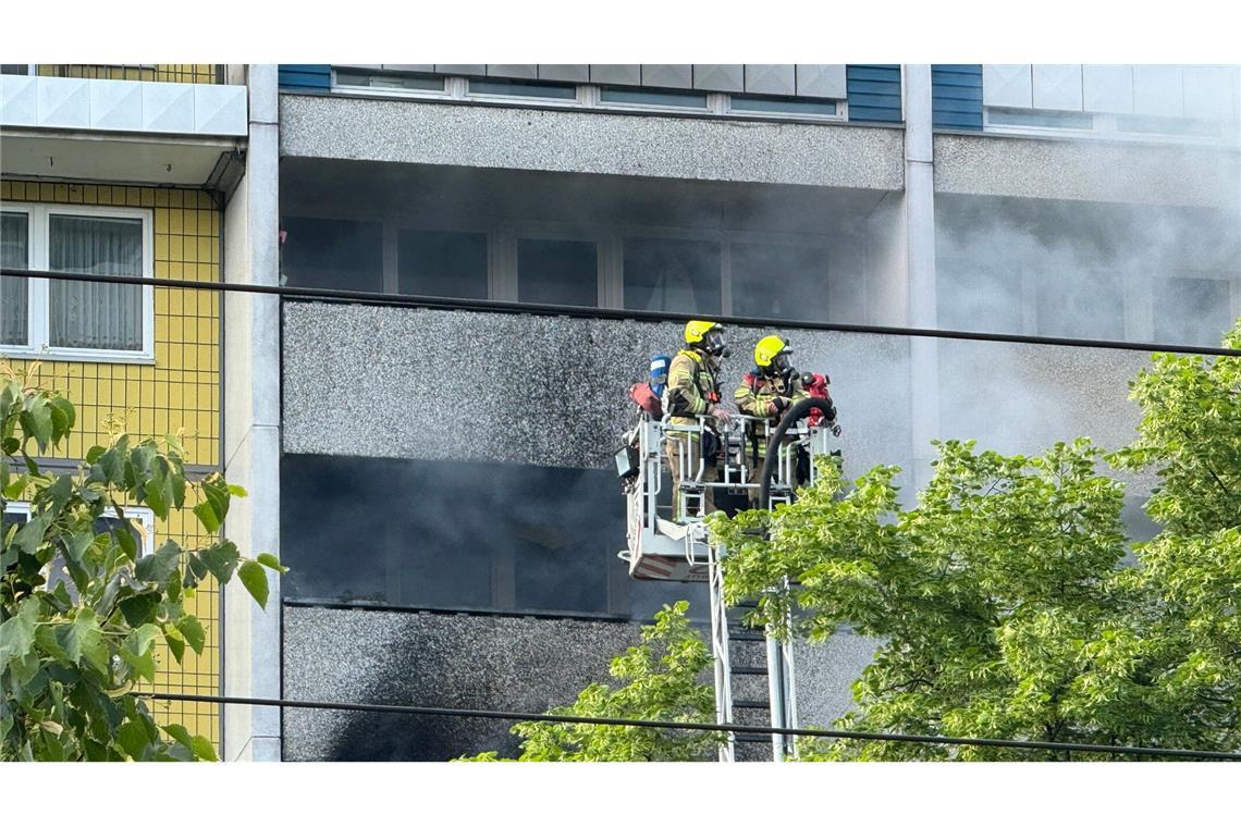 Feuerwehrkräfte stehen bei einem Einsatz in Berlin-Friedrichshain auf einer Drehleiter. Bei einem Wohnungsbrand in einem zehngeschossigen Hochhaus wurden mehrere Menschen verletzt.