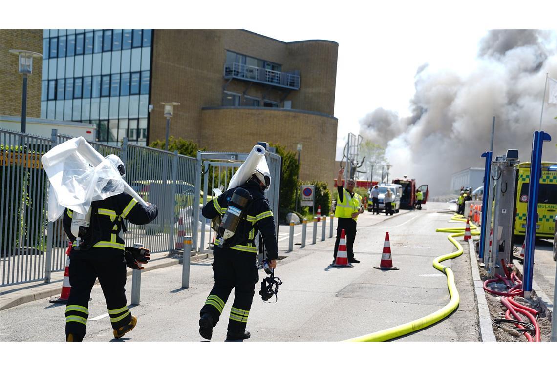 Feuerwehrleute arbeiten daran, den Brand zu löschen.