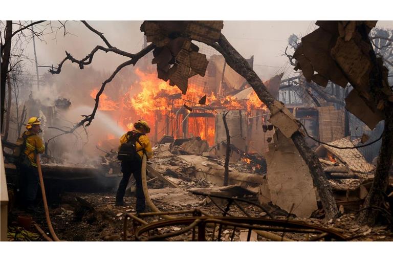 Feuerwehrleute bekämpfen das Palisades-Feuer in Los Angeles.