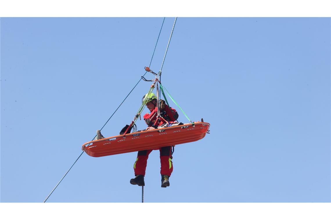 Feuerwehrleute der Berufsfeuerwehr mit der Höhenrettungsgruppe üben an einem Baukran in Gera das Retten eines Verletzten aus einer Krankanzel.