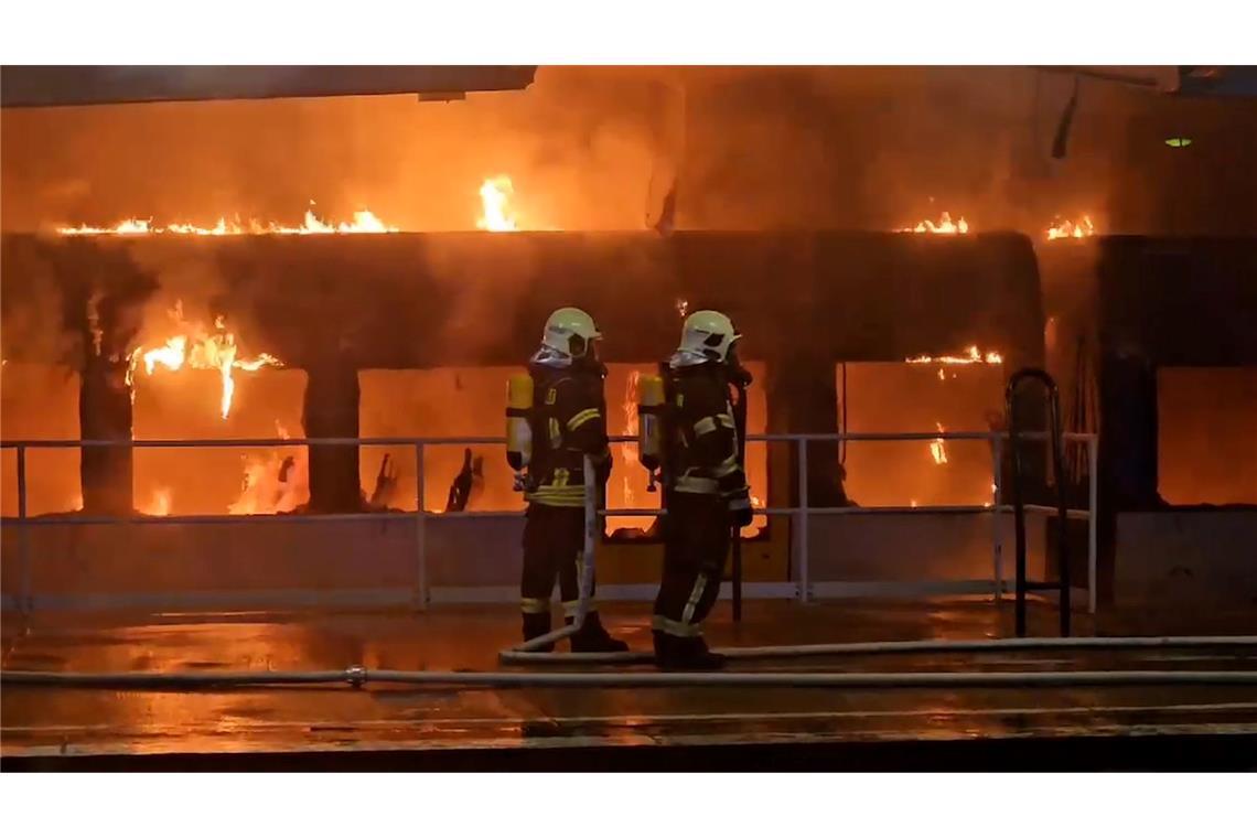 Feuerwehrleute löschen am S-Bahnhof Ahrensfelde einen brennenden Zug.