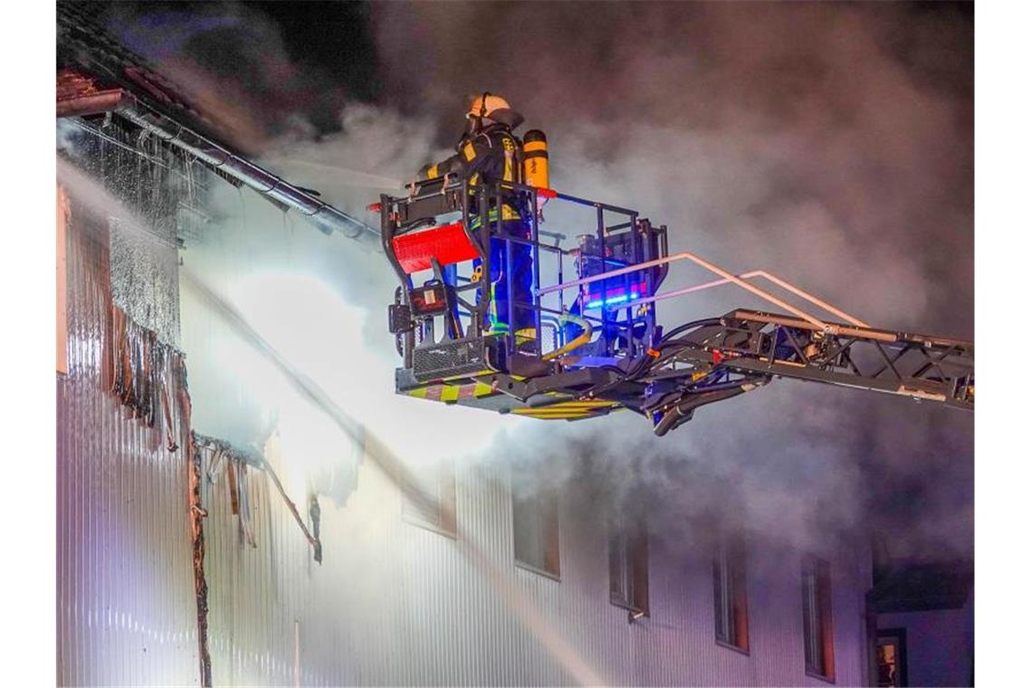 Feuerwehrleute löschen einen Brand in einer Wohnung. Foto: Marco Dürr/Einsatz-Report24/dpa/Archivbild