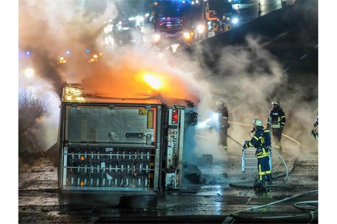 Feuerwehrleute löschen einen brennenden Sattelzug auf der A5. Foto: Christina Häußler/Einsatz-Report24/dpa