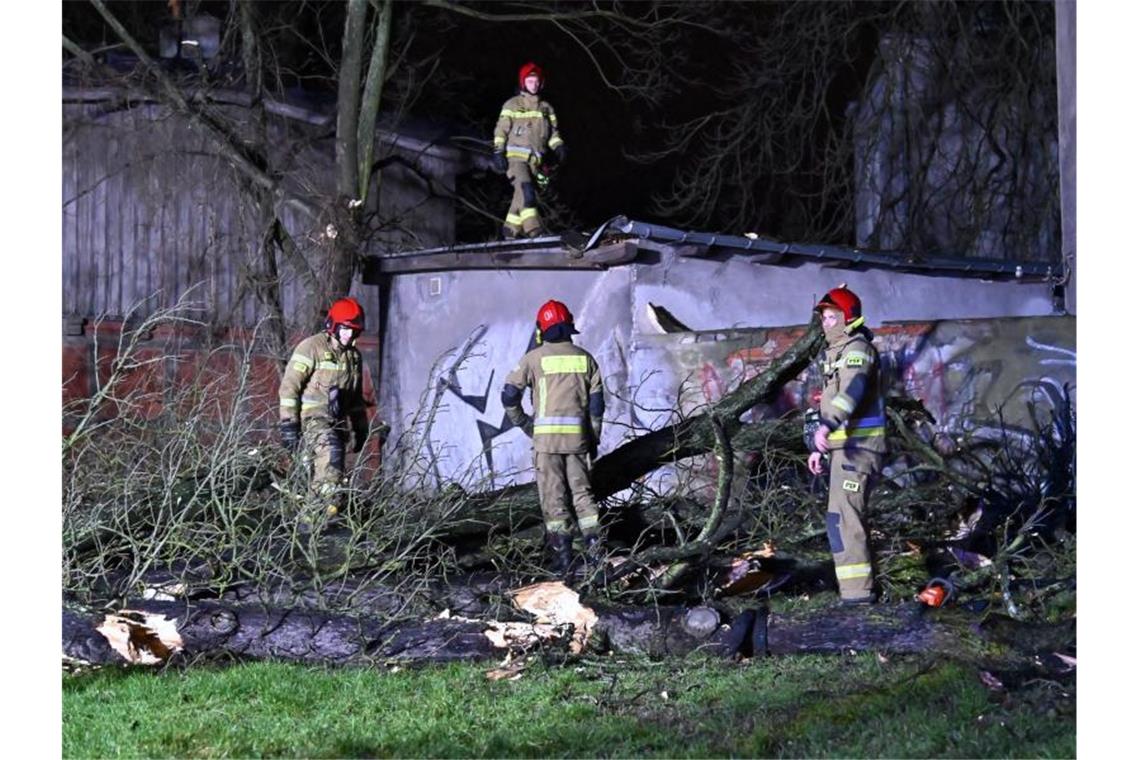 Tote und Sachschäden nach Sturm in Polen und Tschechien Feuerwehrleute räumen im polnischen Stettin eine Straße, die durch einen umgestürzten Baum blockiert ist. Foto: Marcin Bielecki/PAP/dpa