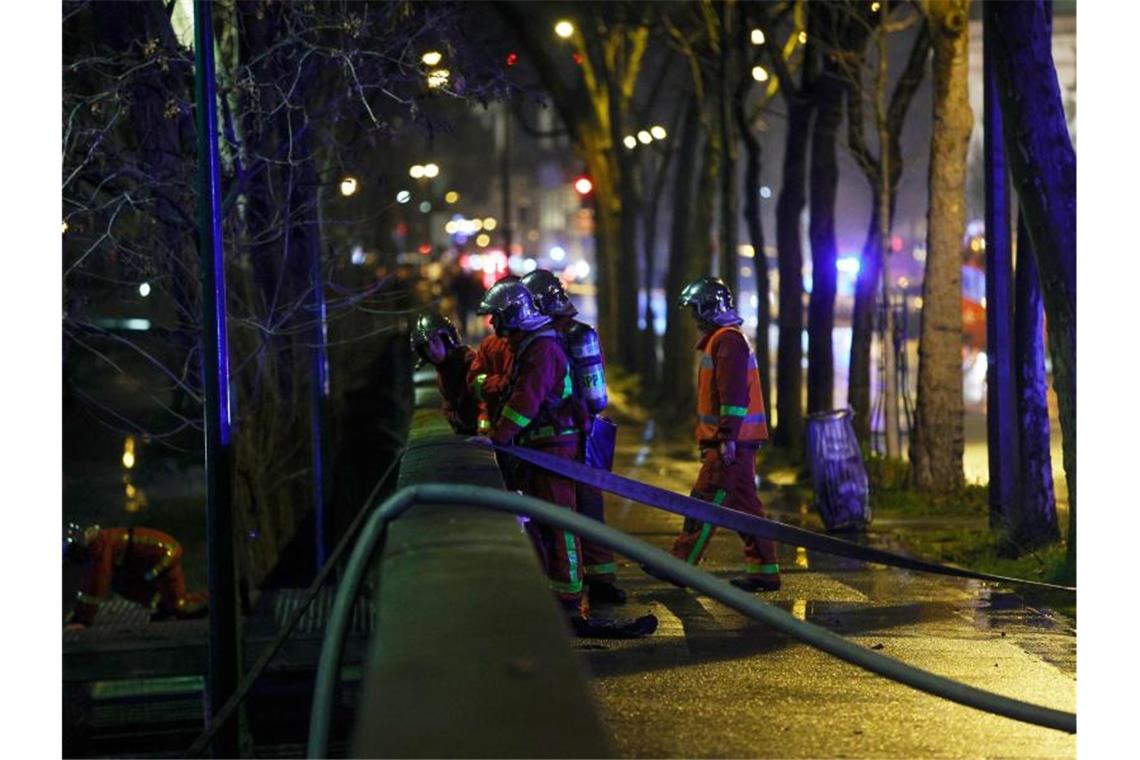 Großbrand nahe der Residenz des Botschafters in Paris Feuerwehrleute sind an dem brennenden Stadtpalais in Paris im Einsatz. Foto: Geoffroy Van Der Hasselt/AFP/dpa