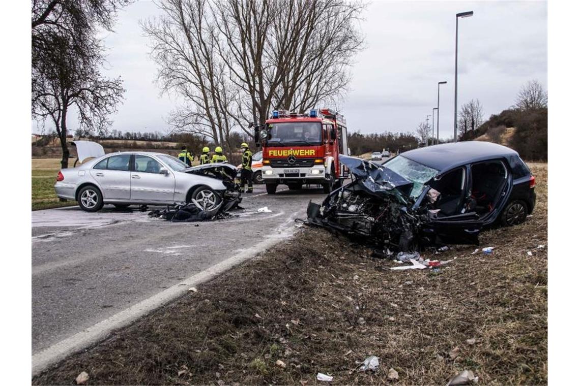 Feuerwehrleute sind bei einem Unfall auf der Bundesstraße 14 im Einsatz. Foto: Dettenmeyer/SDMG/dpa