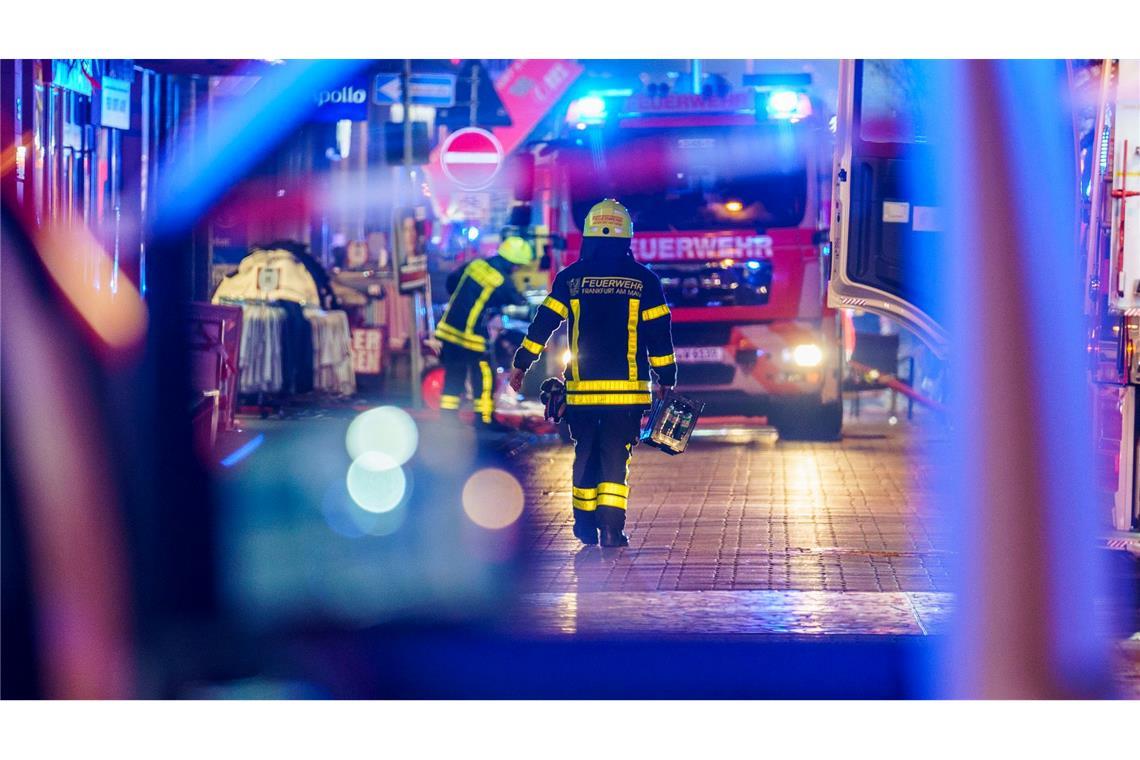 Feuerwehrleute sind in der Einkaufsstraße Königssteiner Straße in Frankfurt am Main im Einsatz.