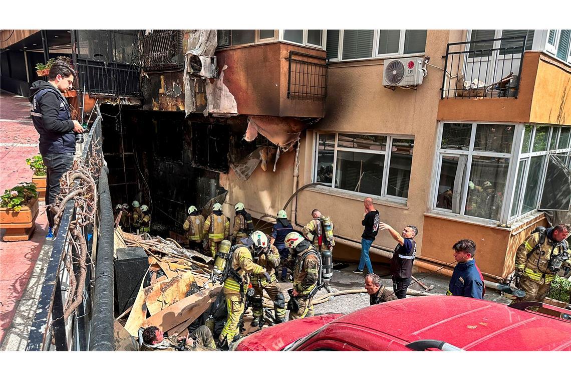 Feuerwehrleute sind nach dem Brand in einem Nachtclub im Einsatz.