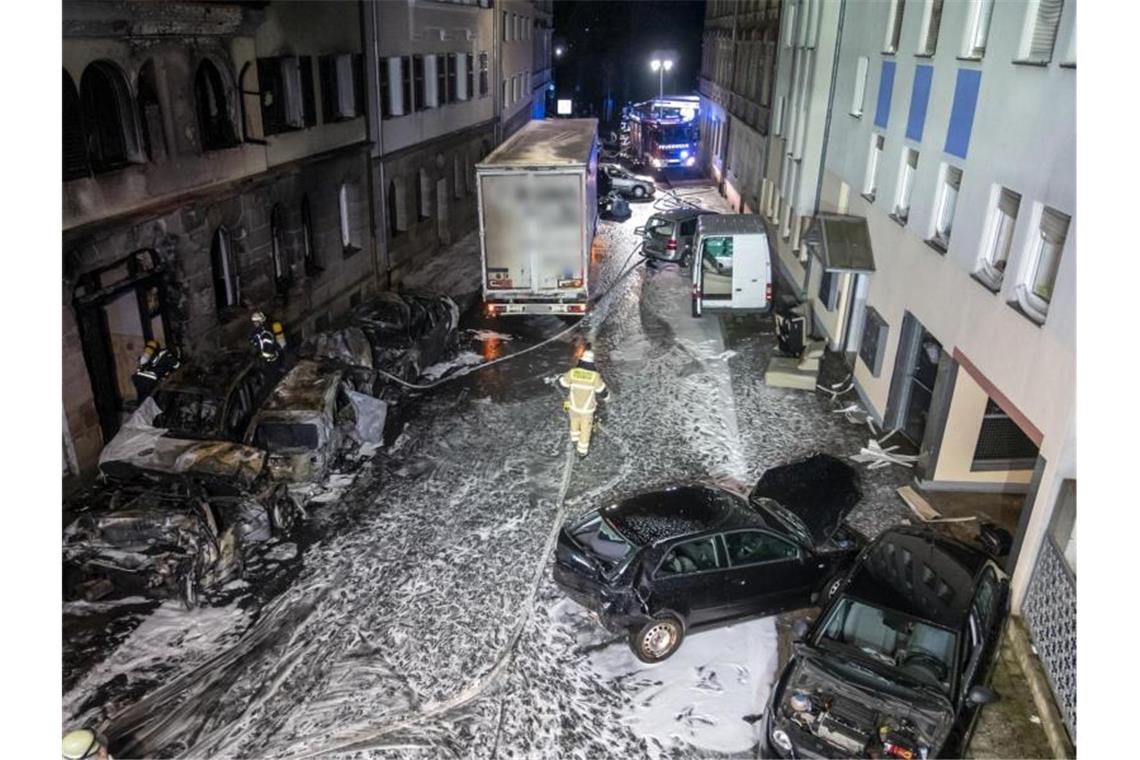 Weiter Ursachenforschung nach Verwüstungs-Fahrt in Fürth Feuerwehrleute sind nach der Chaosfahrt eines Lastwagenfahrers in Fürth im Einsatz. Foto: Berufsfeuerwehr Fürth/dpa
