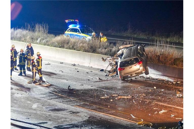 Feuerwehrleute und Polizisten stehen auf der Autobahn 5 bei Offenburg. Foto: Christina Häußler/Einsatz-Report24/dpa