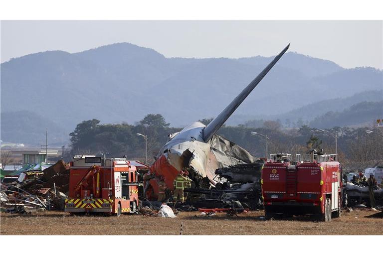 Feuerwehrleute und Rettungskräfte arbeiten am internationalen Flughafen von Muan.