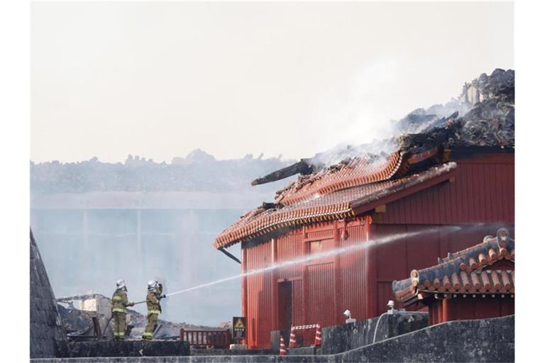 Feuerwehrleute versuchen einen Brand der historischen Shuri Burg zu löschen. Foto: Jun Hirata/Kyodo News/AP/dpa