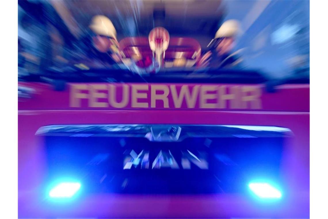 Feuer in einem Zug der Elztalbahn: 13 Reisende gerettet Feuerwehrmänner sind mit ihrem Fahrzeug im Einsatz. Foto: Carsten Rehder/dpa/Symbol