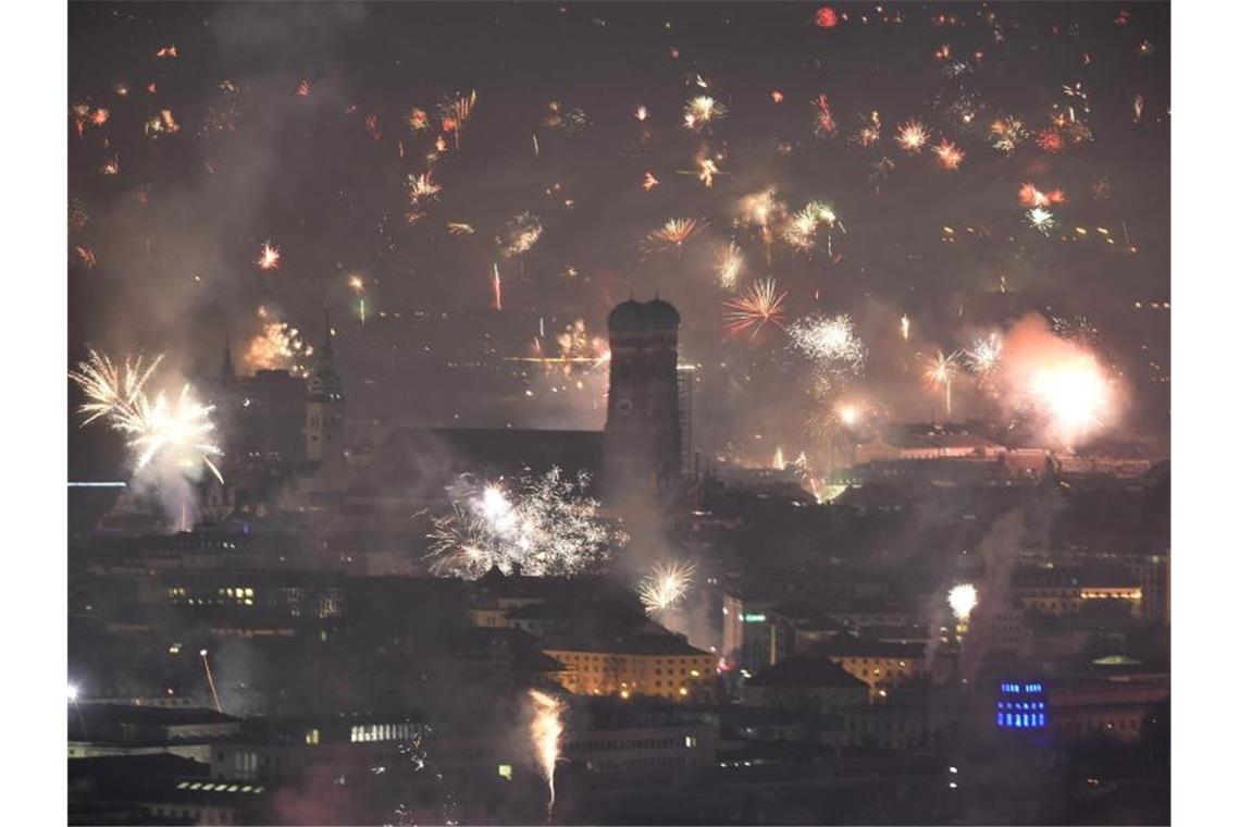 Silvester-Effekt: Feinstaubwerte weiter hoch Feuerwerk über München: Üblicherweise normalisieren sich die Feinstaubwerte innerhalb weniger Stunden. Foto: Felix Hörhager/dpa