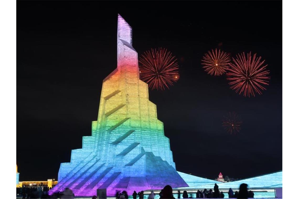 Das neue Jahr startet erneut eher ruhig - Milde Temperaturen Feuerwerk zur Feier des neuen Jahres über der Harbin Ice and Snow World in China. Foto: Zhang Tao/XinHua/dpa