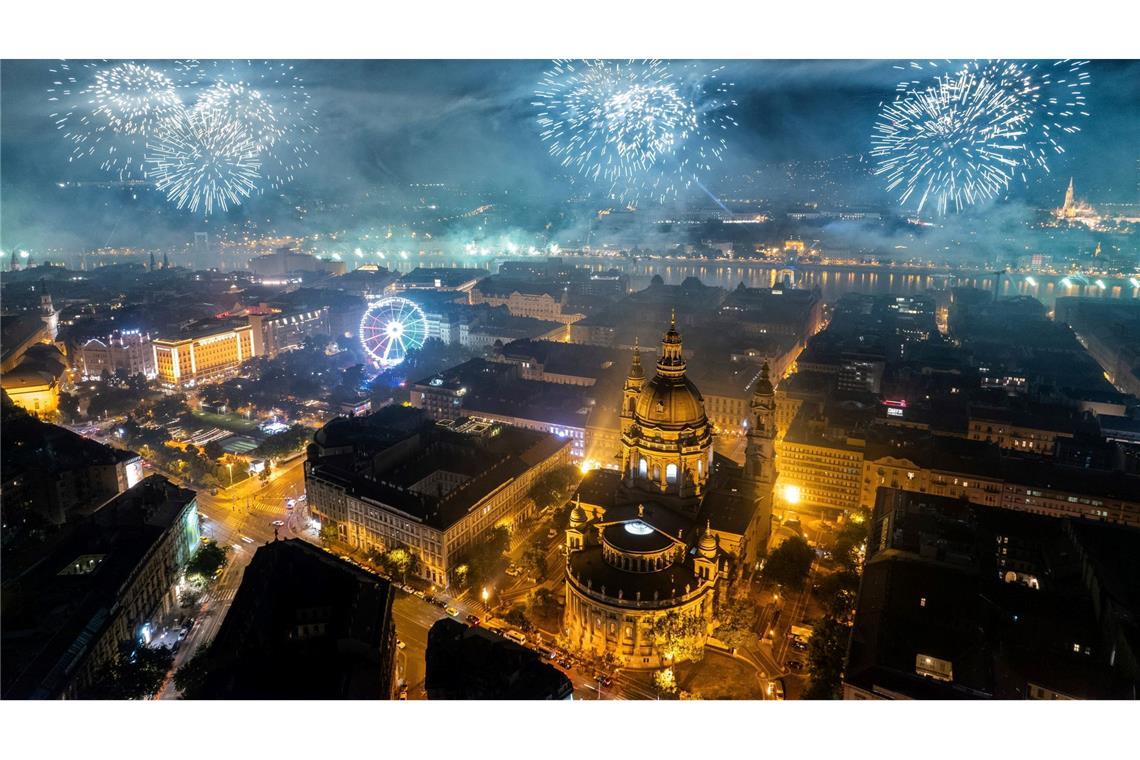 Feuerwerkskörper explodieren als Teil der Feierlichkeiten zum Nationalfeiertag in Budapest.