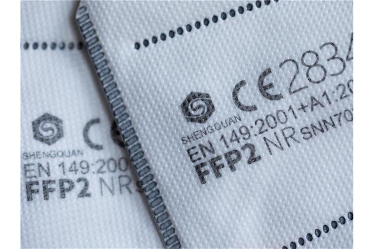 FFP2-Masken mit CE-Zertifizierung liegen auf einem Tisch. Foto: Rolf Vennenbernd/dpa/Illustration