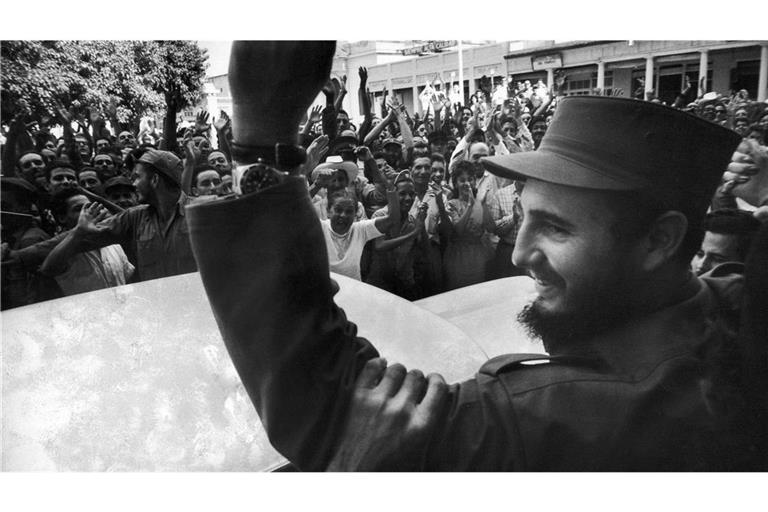 Fidel Castro wird bei seinem Einzug in Havanna am 8. Januar 1959 von einer jubelnden Menschenmenge gefeiert.